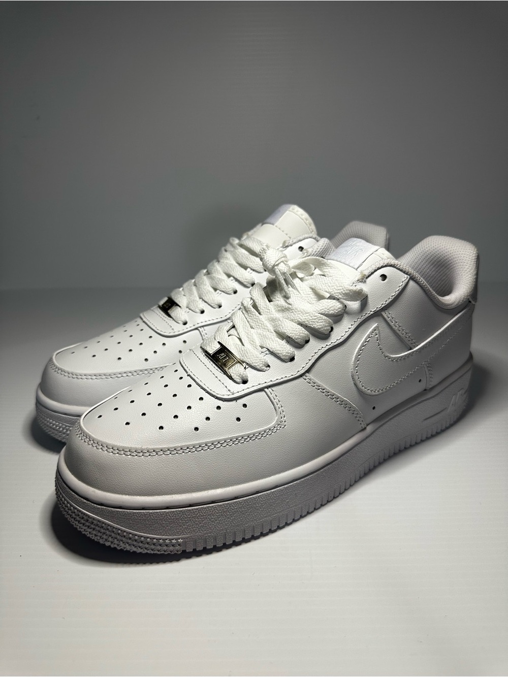 *BRAND NEW* NIKE AIR FORCE 1 LOW WHITE *SIZE 9.5 US* *NEW IN BOX*